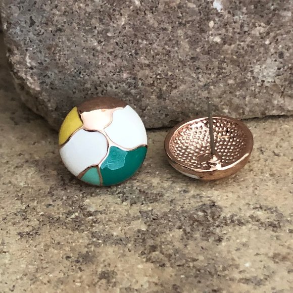 Round stud earrings. Revive modern-day glamour! - Picture 3 of 5